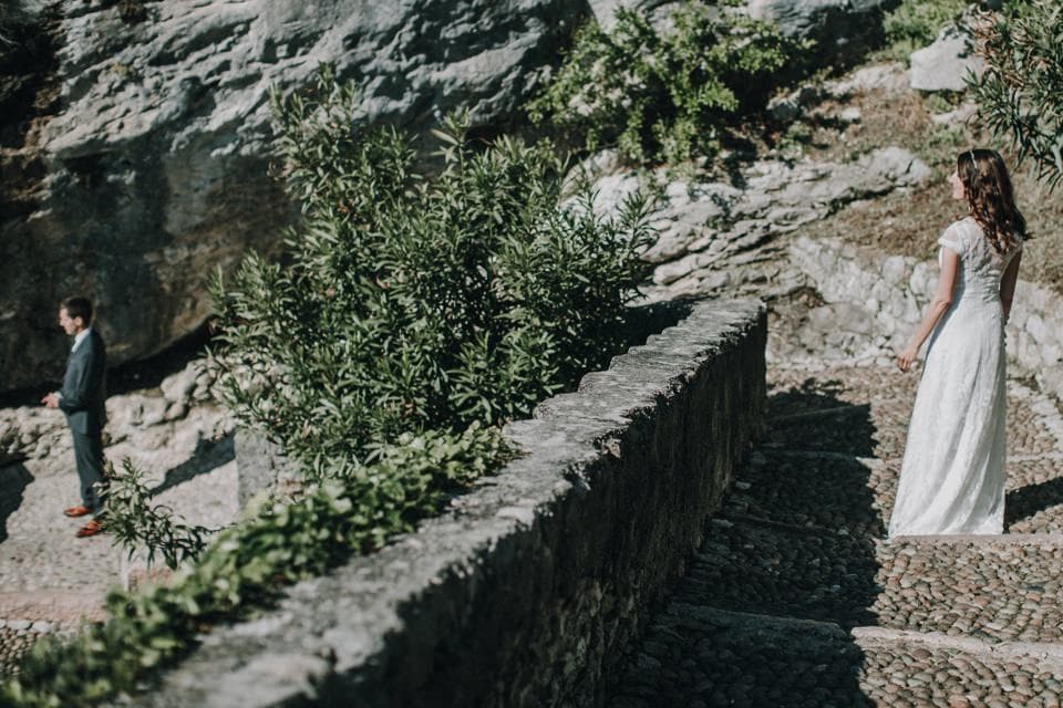 Romantisches Hochzeitsfoto im Freien mit Braut und Bräutigam, Tirol, Österreich.