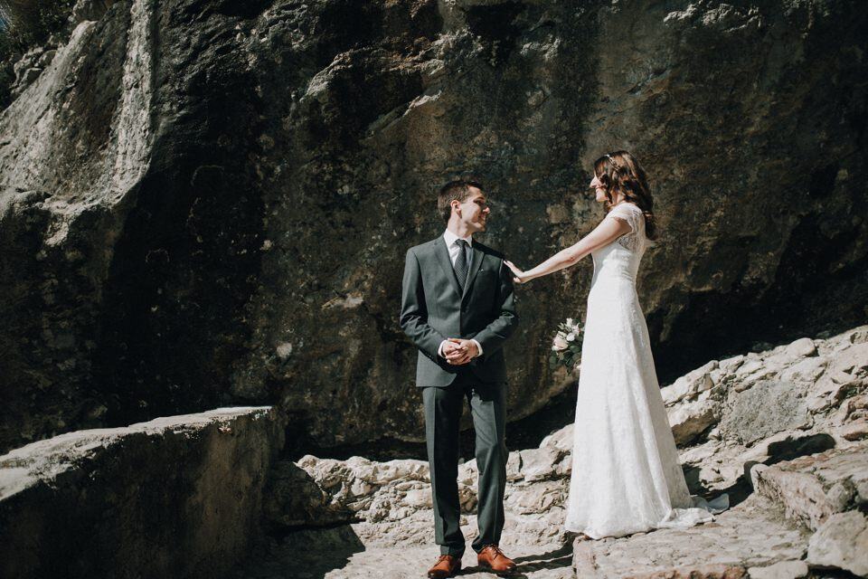 Trauung im Freien vor Felsen, Hochzeitsfotografie in Tirol, Österreich, internationales Hochzeitsfotografenteam.