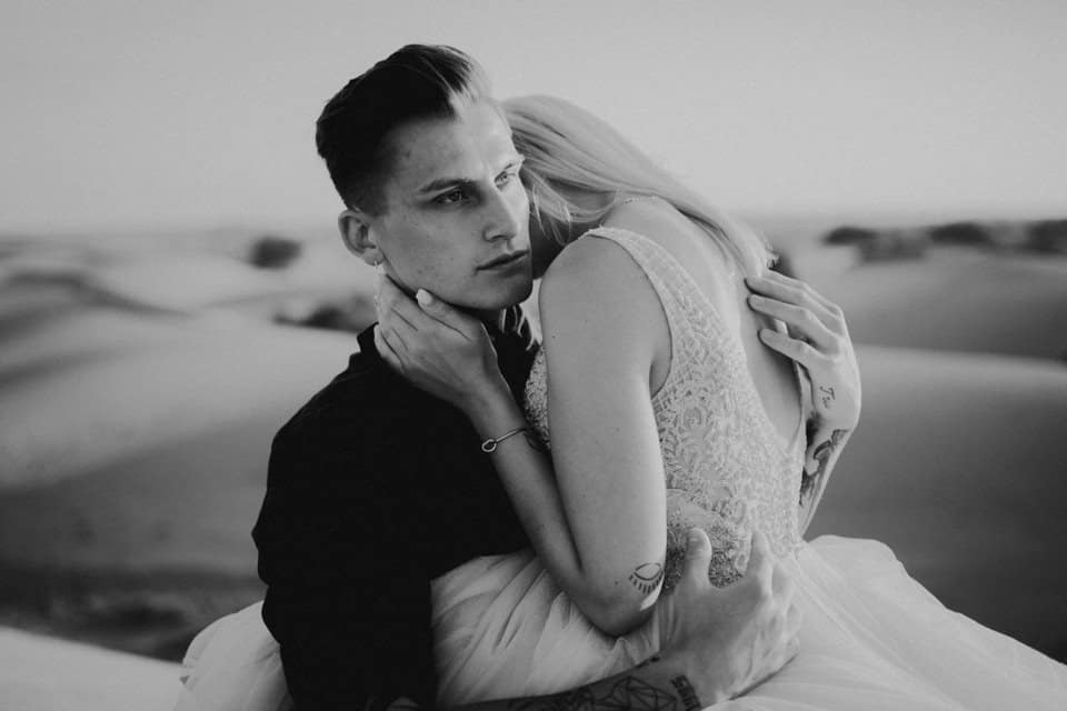 Emotionale Hochzeitsfotos im Strand mit glücklichem Paar, Braut und Bräutigam, romantisch und stilvoll, Tirol Österreich international.