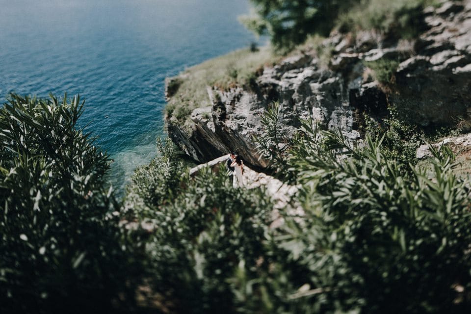 Bedeutungsvoller Blick auf eine Hochzeitsgesellschaft am Meer in Tirol.