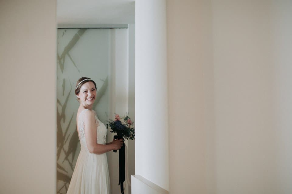 Natürliche Brautfotografie bei Hochzeit in Tirol, glückliches Brautporträt, Hochzeitsfotograf Tirol Österreich.