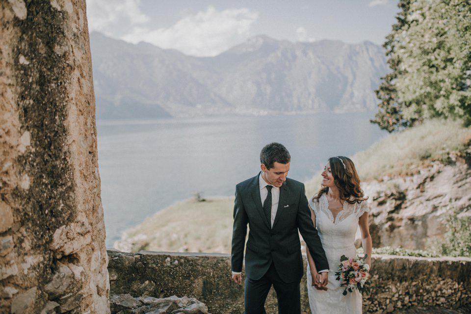 Atemberaubendes Hochzeitsfoto von einem glücklichen Paar am See in Tirol, Österreich, aufgenommen von professionellen Hochzeitsfotografen.