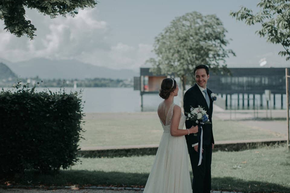 Romantisches Hochzeitsfoto am See, Tirol, mit Braut und Bräutigam, professionelle Hochzeitsfotografie.