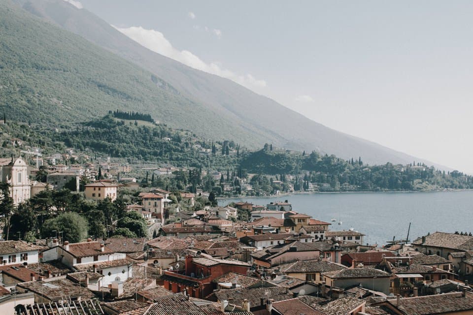 Bergstadt am Vierseenblick, malerische Häuser mit roten Ziegeldächern und Blick auf den See in Tirol.