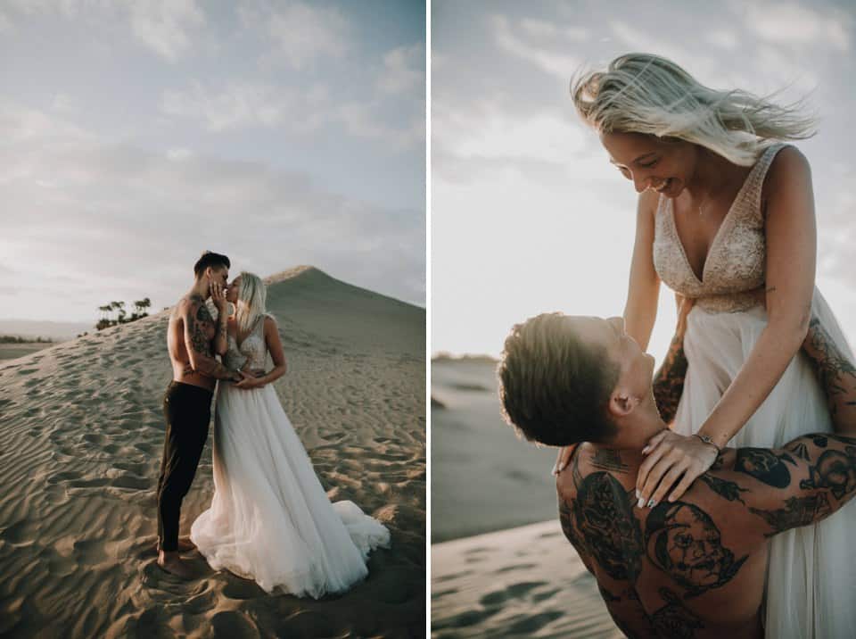 Romantisches Hochzeitsfoto am Sanddünen in Tirol mit lachendem Brautpaar, verliebter Pose, natürlicher Sonne und windigem Haar.