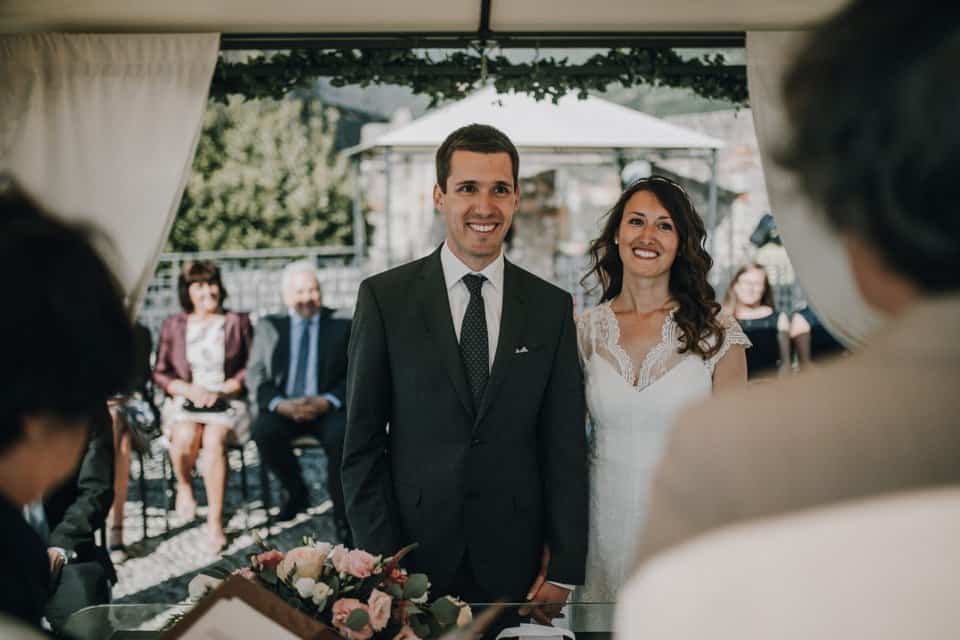 Hochzeitsfotografen aus Tirol bei einer romantischen Trauung in natürlicher Umgebung.