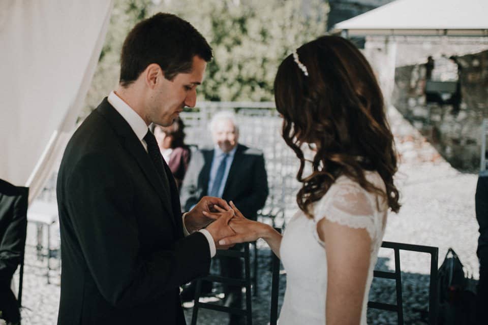 Verlobtes Paar tauscht Ringe bei einer Hochzeit im Freien in Tirol, Österreich Hochzeitsfotografie.