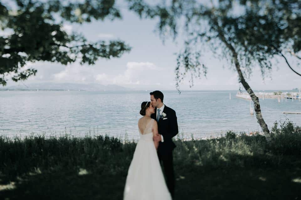 Trauung am See, romantisches Hochzeitsfoto, Tirol, Österreich, exquisite Hochzeitsfotografie von Forma Photography.