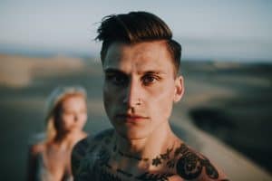 Authentischer junges Paar bei Sonnenuntergang, Naturhintergrund, Hochzeitsfotografie, Tirol, Österreich.