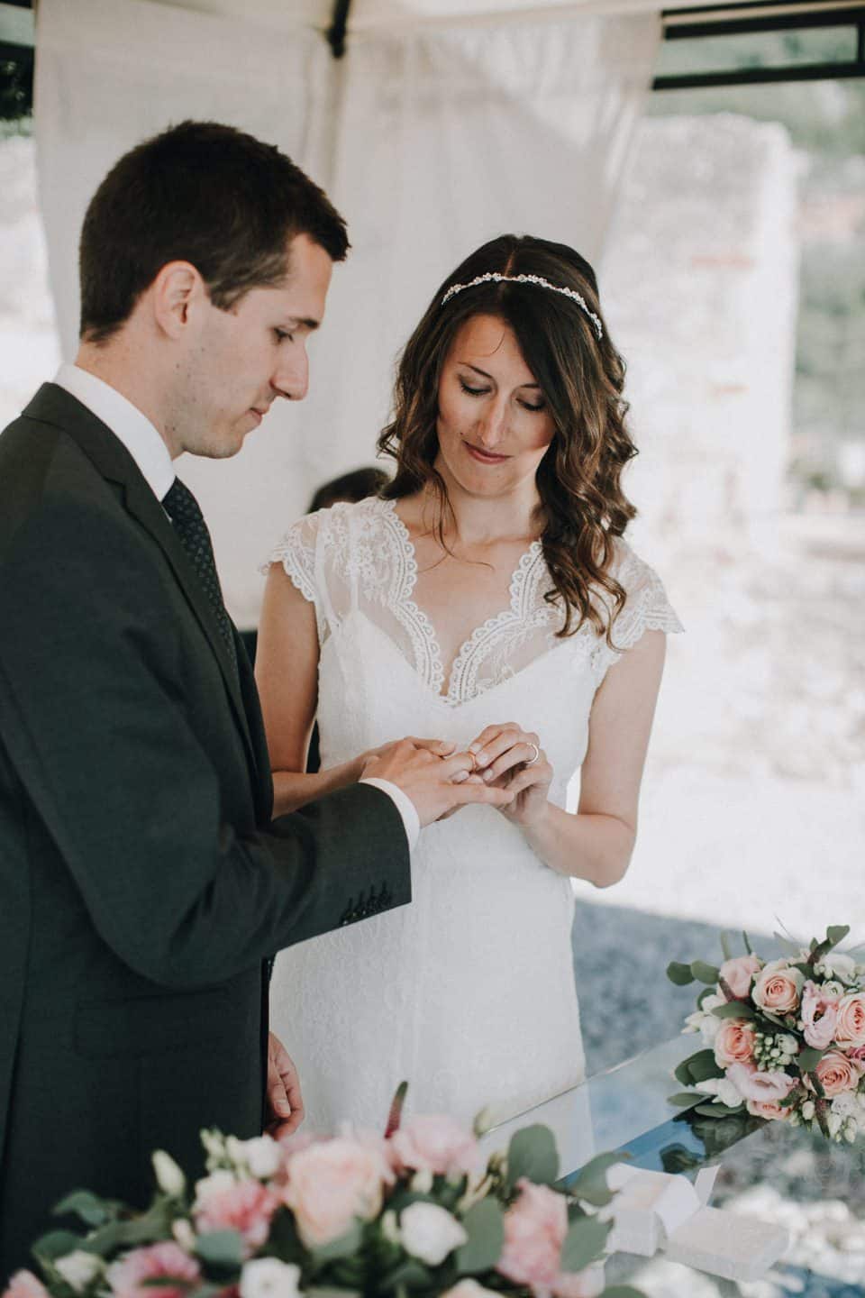Hochzeitspaar bei der Trauzeremonie mit Ringen und Blumen, emotionaler Moment in Tirol, Österreich, international fotografiert.