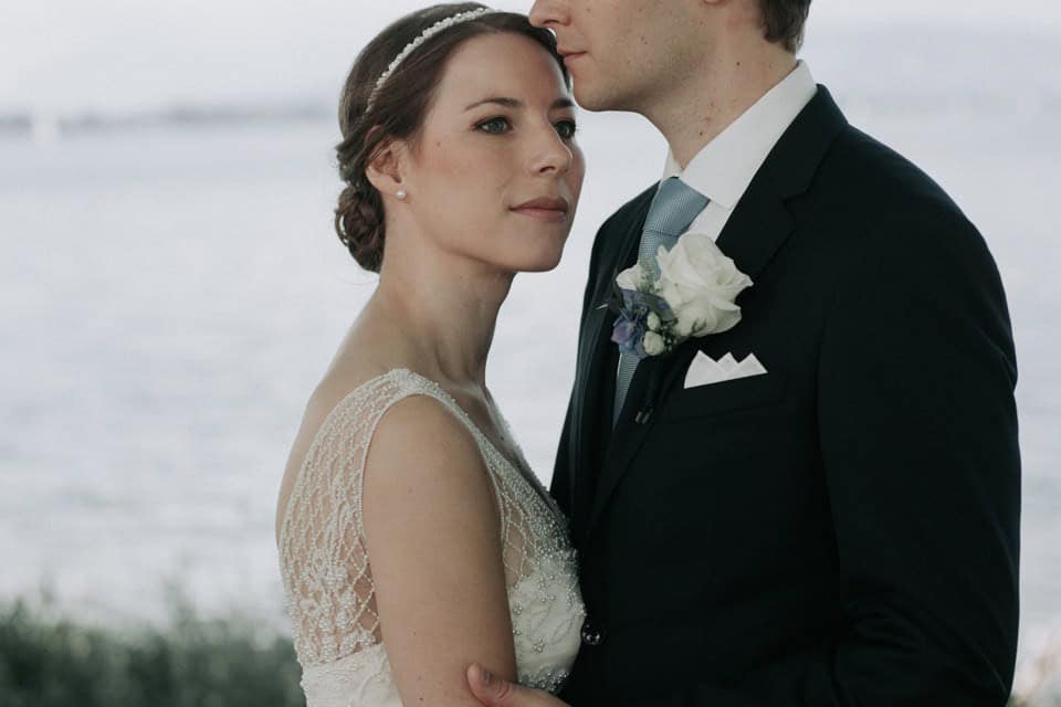 Trauende Paar bei Hochzeit am Wasser in Tirol, Österreich.