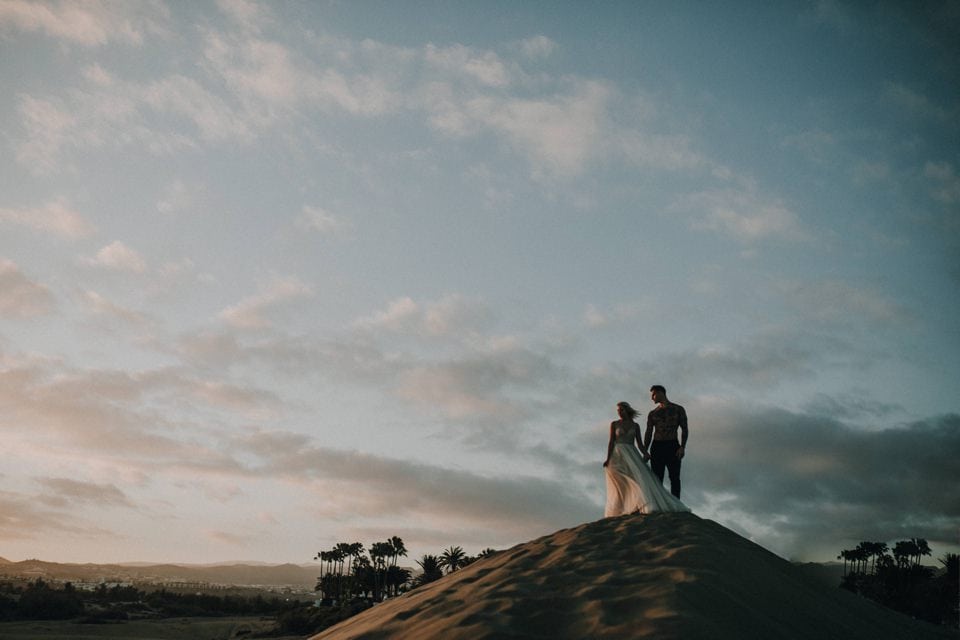 Trauringe, outdoor hochzeit, Brautpaar, Sanddüne, Sonnenuntergang, Hochzeitsfotografie, Tirol, Österreich, Liebe im Freien, Hochzeitsaufnahmen, romantisches Paar, Naturkulisse, internationaler Fotograf.