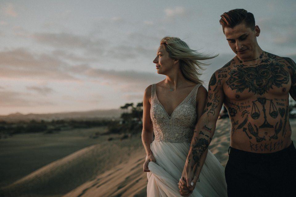 Verliebtes Paar bei Sonnenuntergang in der Wüste, romantische Hochzeitsfotografie in Tirol, Österreich, international.