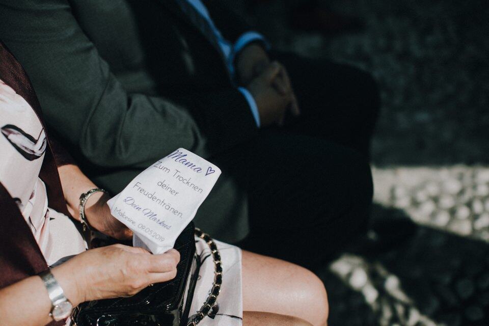 Mama Herzchen Karte mit liebevollen Worten bei Hochzeitssitzung in Tirol.