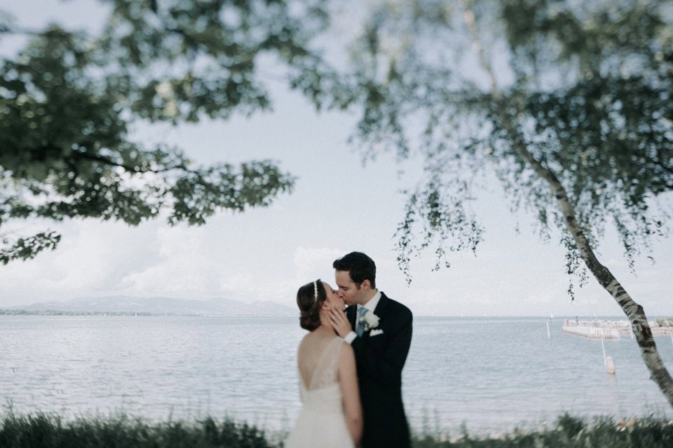 Romantisches Hochzeitsfoto am See in Tirol, Österreich, aufgenommen von Profi-Fotografen.