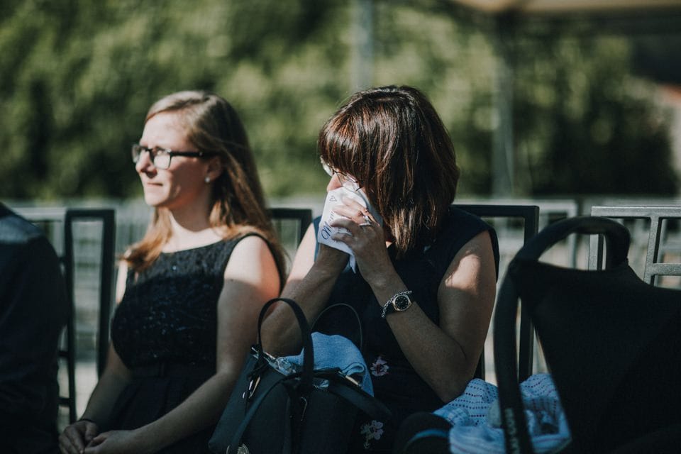 Tränen der Freude bei Hochzeit, emotionale Tränen, Hochzeitsgäste, emotionale Momente, liebevolle Hochzeitsfeier.