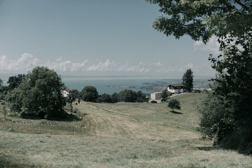 Schöne Landschaft mit Blick auf den See in Tirol Österreich.