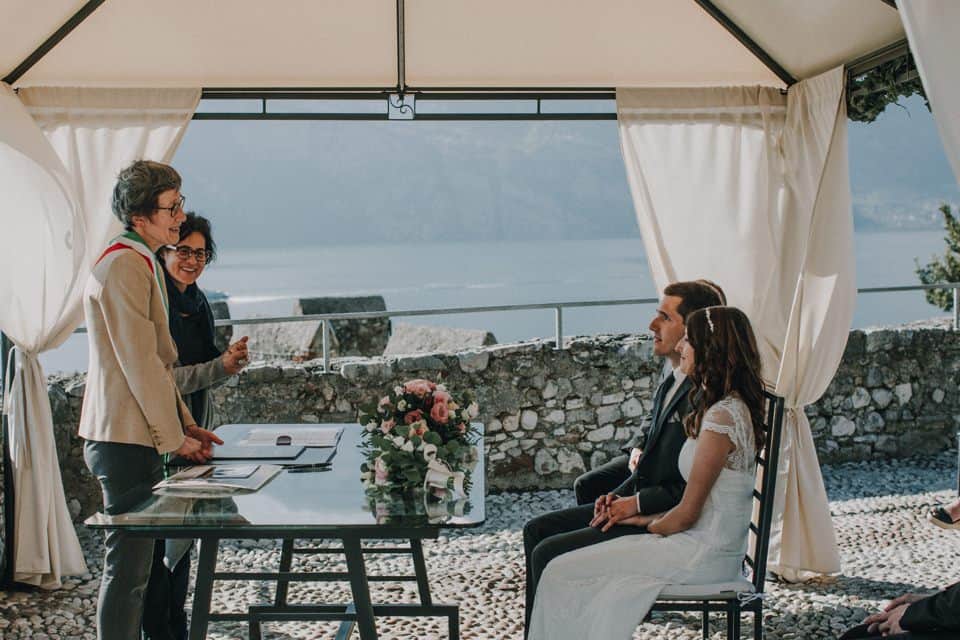 Entspannete Hochzeitszeremonie im Freien mit Blick auf das Wasser in Tirol.