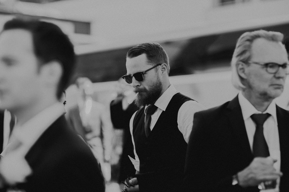 Hochzeitsfotograf tirol aufnahme mit menner in schwarz-weiß.