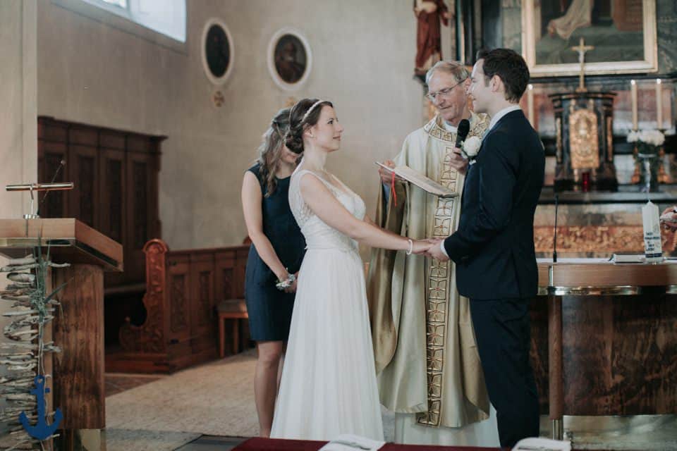 Hochzeitszeremonie in der Kirche mit Brautpaar und Priester in Tirol, Österreich, international.
