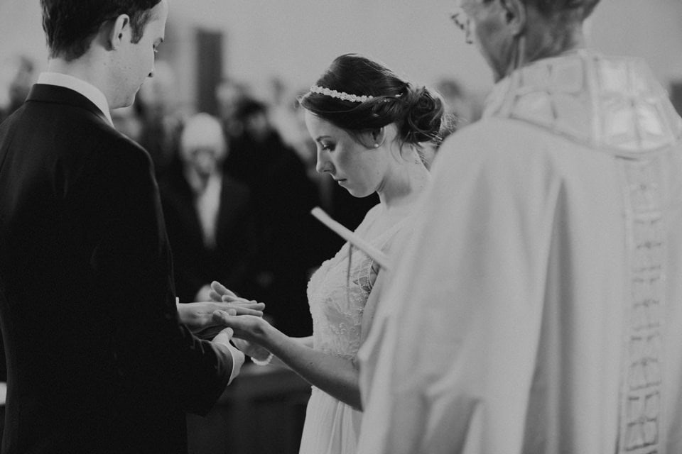 Hochzeitsfotograf Tirol, emotionales Paar bei der Trauung, schwarz-weiß Bild.