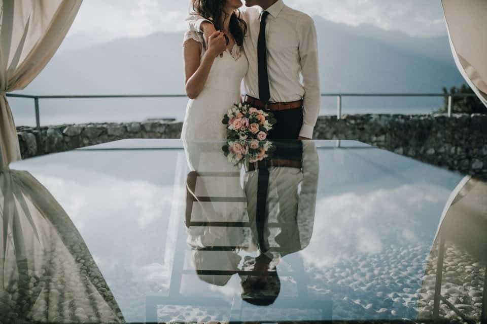 Hochzeitspaar im Freien mit Bergblick, romantische Hochzeitsfotografie in Tirol, Österreich, international.