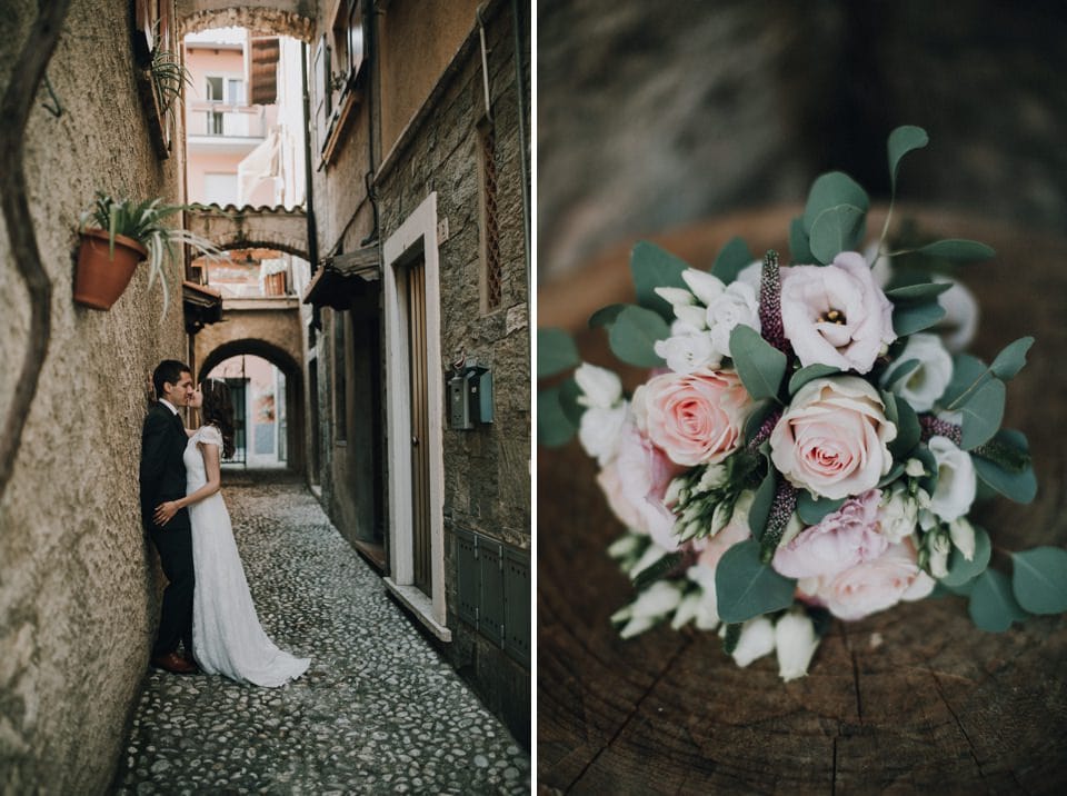 Verliebtes Brautpaar in einer engen Tiroler Gasse, romantische Hochzeitsfotografie, emotionaler Moment.