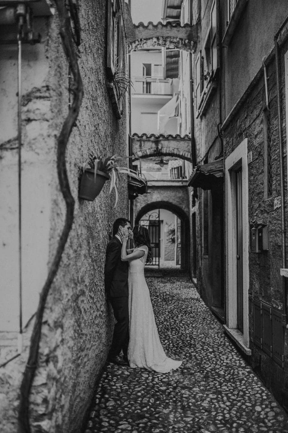 Verliebtes Brautpaar in einer schmalen, historischen Gasse in Tirol.