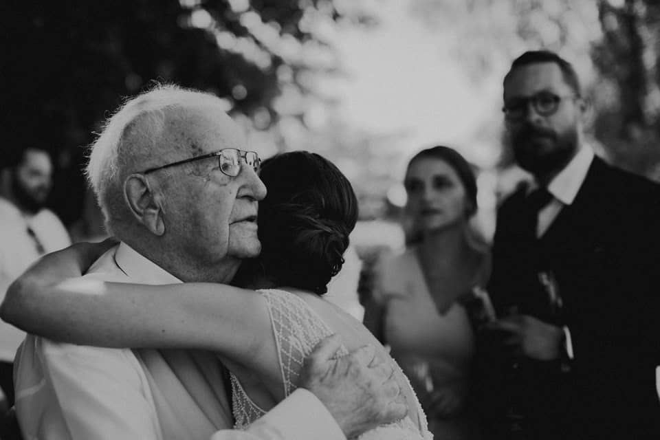 Emotionale Umarmung bei einer Hochzeit in Tirol, Hochzeitsfotograf aus Leidenschaft, emotionales Familienfoto.