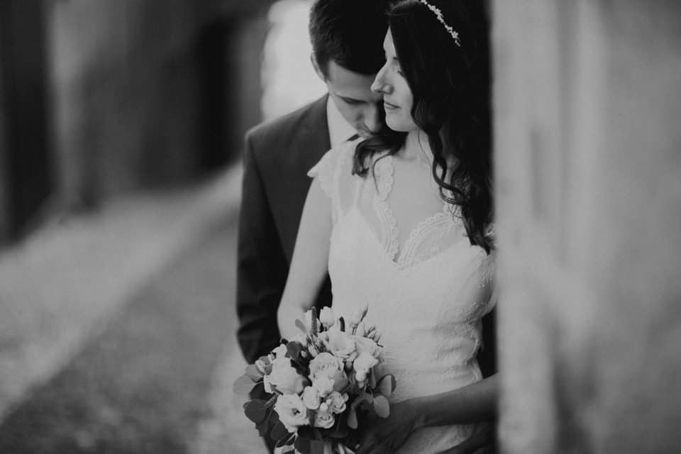 Verliebtes Hochzeitsfoto eines Paares in Schwarz-Weiß, romantische Stimmung, professionelle Hochzeitsfotografie.