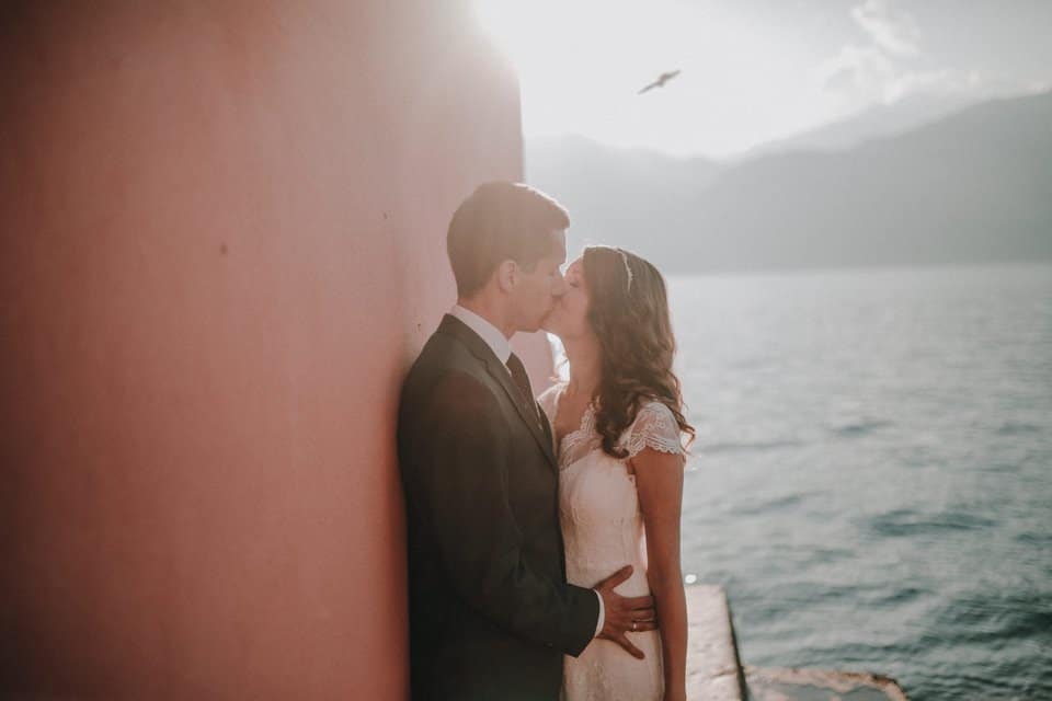 Hochzeitsfotograf Tirol, romantisches Paarshooting am Wasser bei Sonnenuntergang.