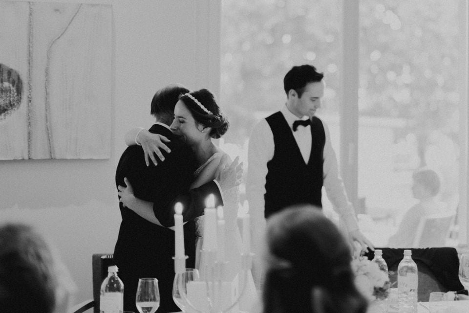 Emotional Hochzeitsumarmung bei einer eleganten Feier in Tirol.