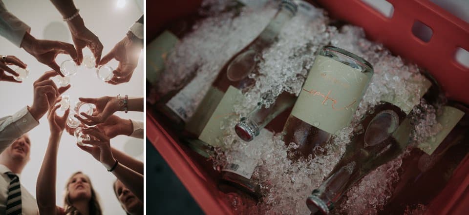 Gläser werden für den Hochzeitsanstoßen gehoben.