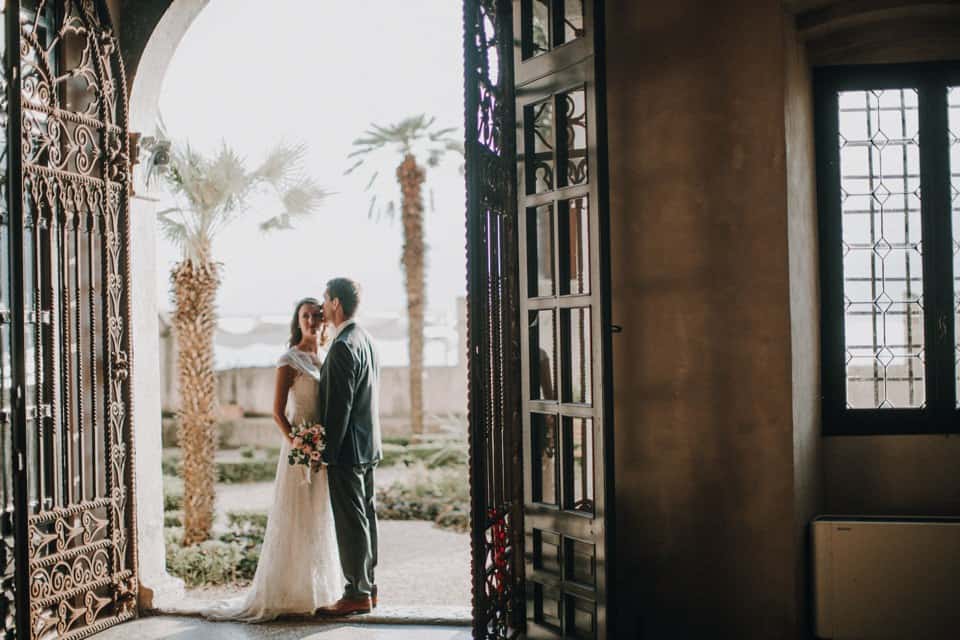 Trauende Brautpaar bei Hochzeitsfotografie in Tirol, Österreich.
