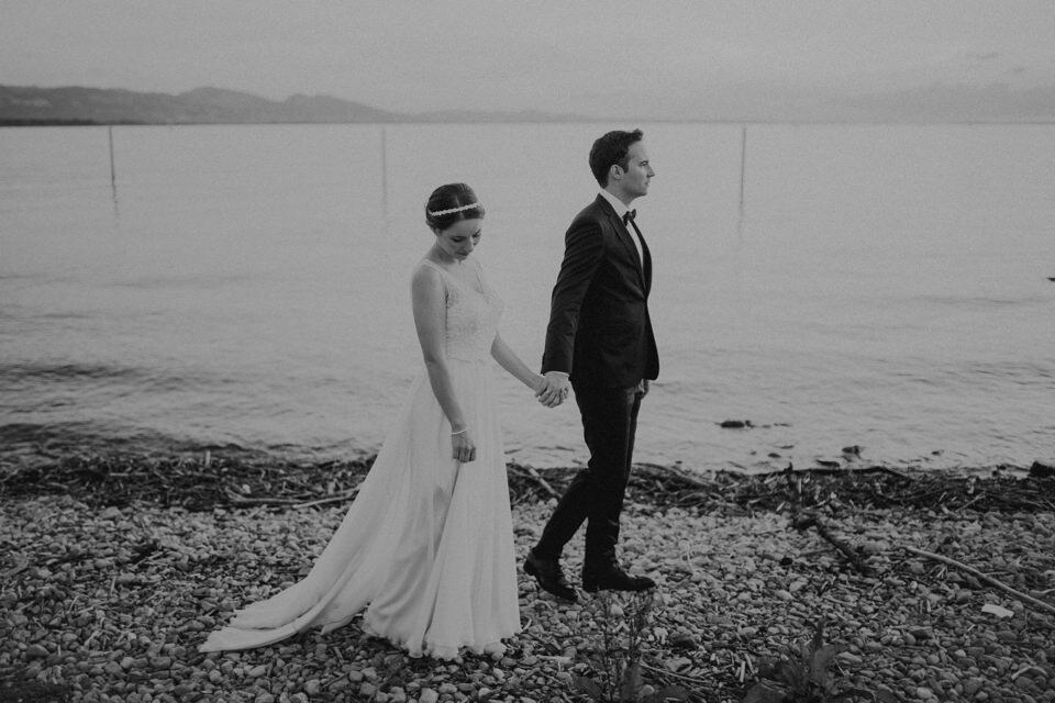 Auffälliges Brautpaarshooting am See, schwarz-weiß Hochzeitsfoto, romantische Hochzeitsfotografie, Tirol Österreich.