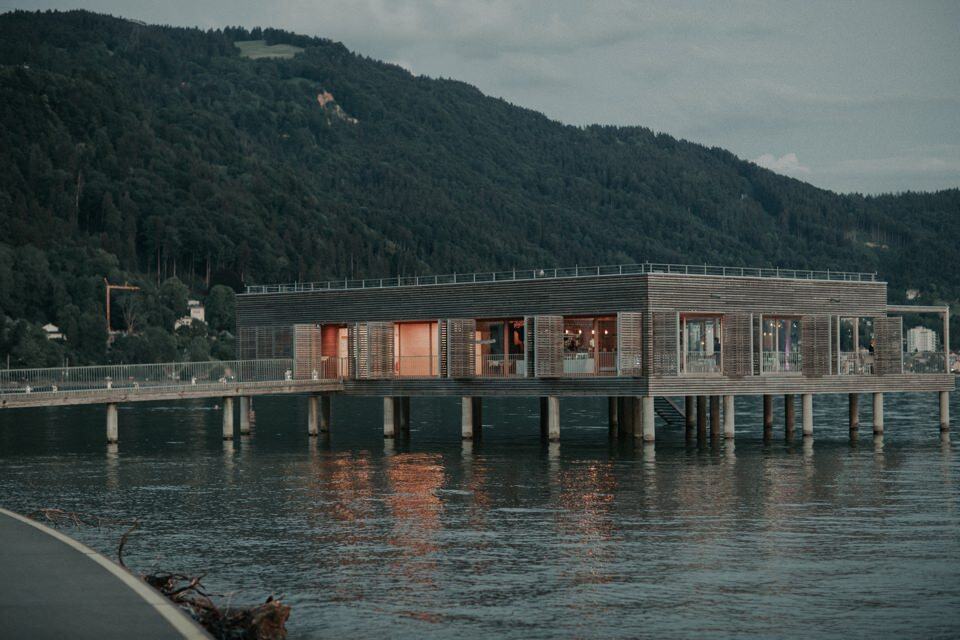Moderne Hochzeitslocation auf dem Wasser in Tirol, ideal für unvergessliche Hochzeitsfeiern.