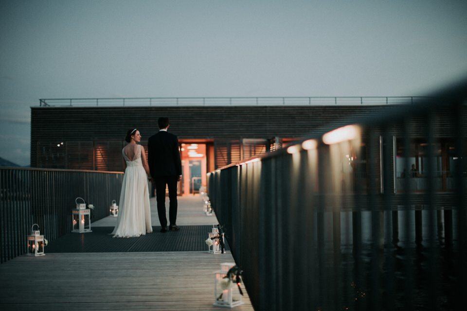 Romantisches Brautpaar bei Sonnenuntergang auf Brücke in Tirol, Österreich – Hochzeitsfotografie von Forma Photography.