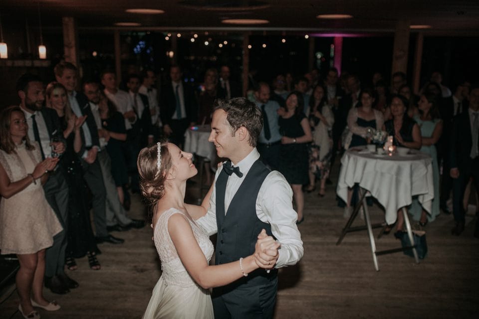 Romantisches Hochzeitsfoto beim ersten Tanz im Tiroler Veranstaltungsraum.