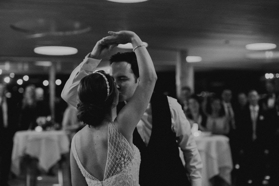 Verlobtes Paar tanzt bei Hochzeit im Tiroler Ballsaal.