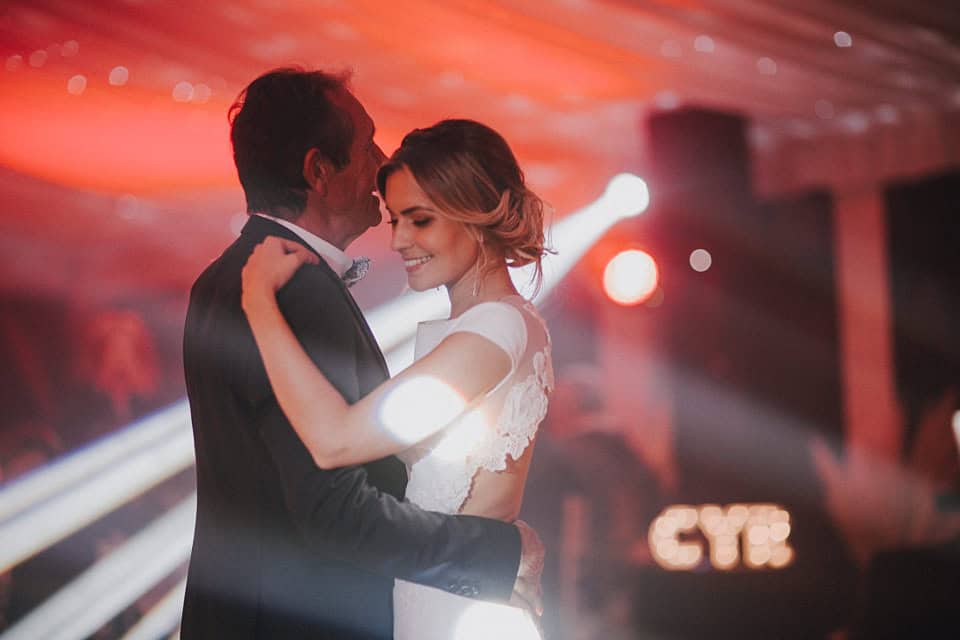 Romantische Hochzeit in der Vulkanlandschaft von Auvergne, Frankreich