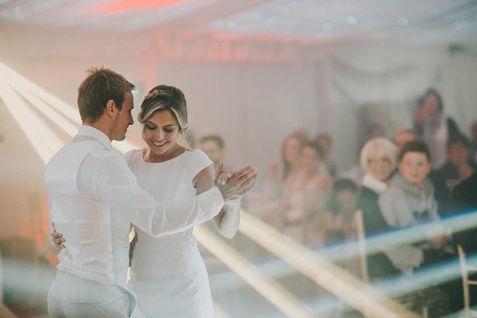 Romantische Hochzeit in der Vulkanlandschaft von Auvergne, Frankreich