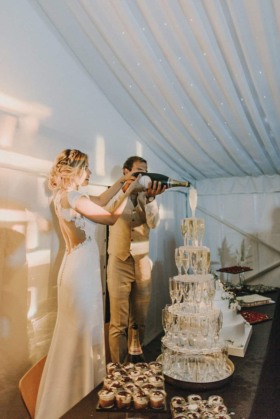 Romantische Hochzeit in der Vulkanlandschaft von Auvergne, Frankreich