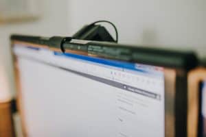 LED-Schreibtischlampe auf Monitor