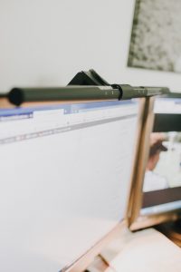 LED-Schreibtischlampe auf Monitor