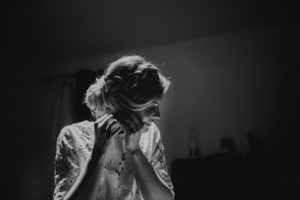 Lange blonde frau beim telefonieren, elegante hochzeitsfotografie, schwarze und weiße bilder, emotionaler Moment vor der Hochzeit, Tirol Österreich internationale Hochzeitsfotografen.