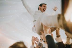 Jubelnder brautpaar bei hochzeit, hochzeitsfeier, tanz, glückliche momente, Tirol, Österreich, international, professionelle hochzeitsfotografie, Fotografen aus Leidenschaft.