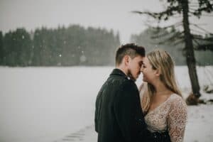Top 5 Tipps für eine Winterhochzeit - Kuss, Paarshooting