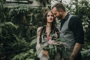 Trauung im Dschungelstil, Hochzeitsfotograf Tirol, natürliche Hochzeitsbilder.