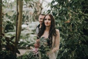 Hochzeitspaar im garten mit blumen, natürliche fotoshoot-location, love in der natur, Tirol österreich, international.