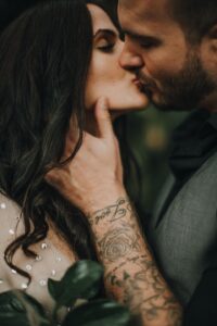 Romantisches Hochzeitsfoto, Kuss, Verliebtes Paar, Liebe, Hochzeit, Tirol, Österreich, international, hochzeitsfotografie, emotionsgeladen.